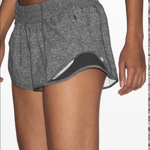 lululemon hotty hot short 2.5"